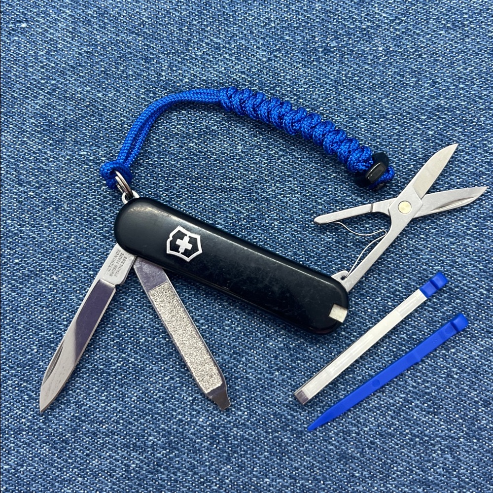 Victorinox Classic SD Swiss Army Knife 58mm SAK with Paracord Lanyard Preowned